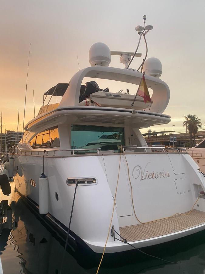 Yacht 20Metros 호텔 산트 아드리아 데 베소스 외부 사진
